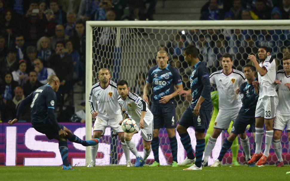 Nell’altra gara, il Porto va subito avanti con la punizione di Yacine Brahimi. Si mette male per il Basilea, che all’andata aveva pareggiato 1-1 in casa. Afp